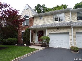 20 Carriage Ln, Ridgewood, NJ 07450