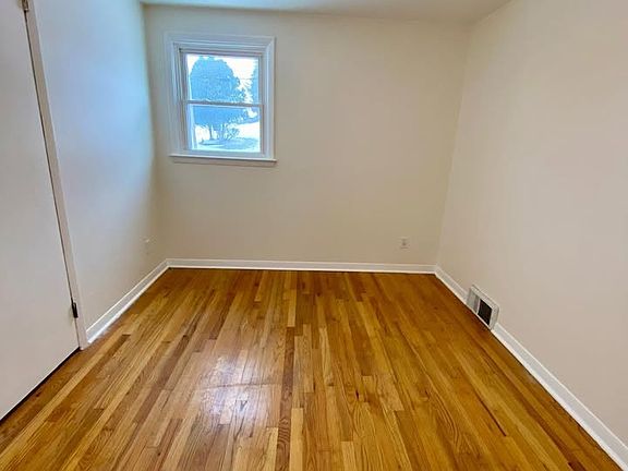 2nd image of 1006 Sunnycrest Rd APT 4
