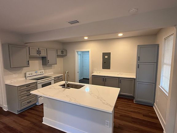 4th image of 2928 Myra St