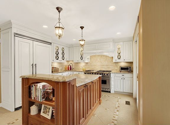 4th image of 4 Crestview Dr