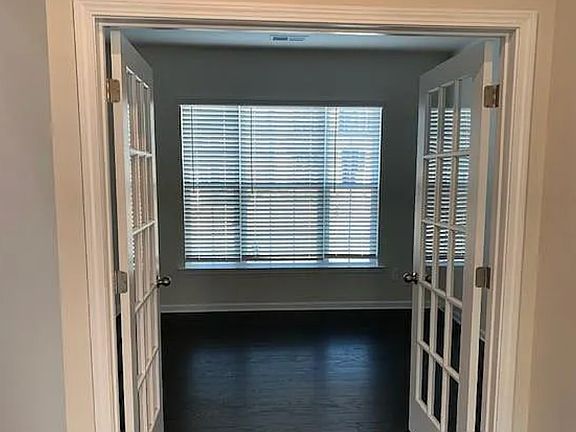 4th image of 1048 Winnett Dr