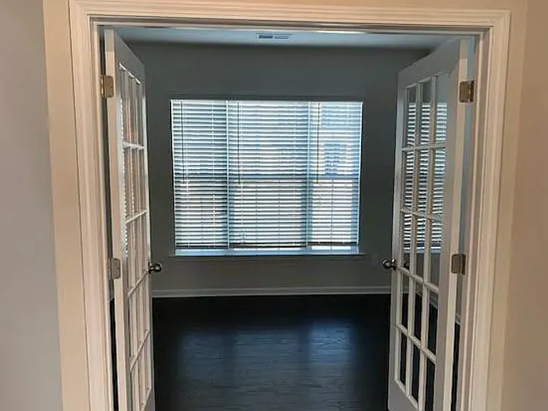 1048 Winnett Dr — Photo 4