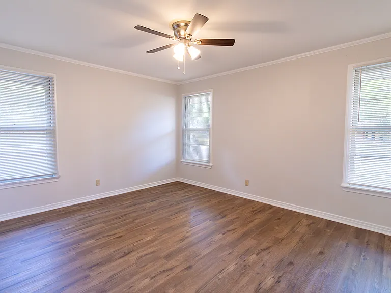 2400 Hampstead Ln — Photo 28