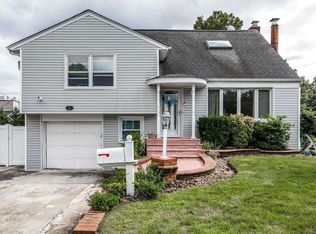 25 Ruby Ln, Plainview, NY 11803