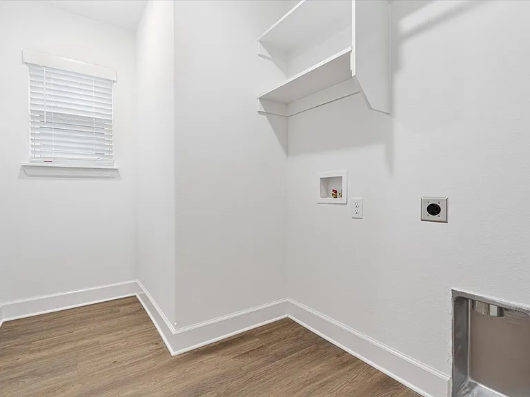 1040 Monarch Rd — Photo 15