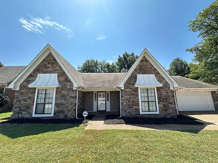 4 bed, 2.0 bath, 2438 sqft, $1,850 — Photo 1