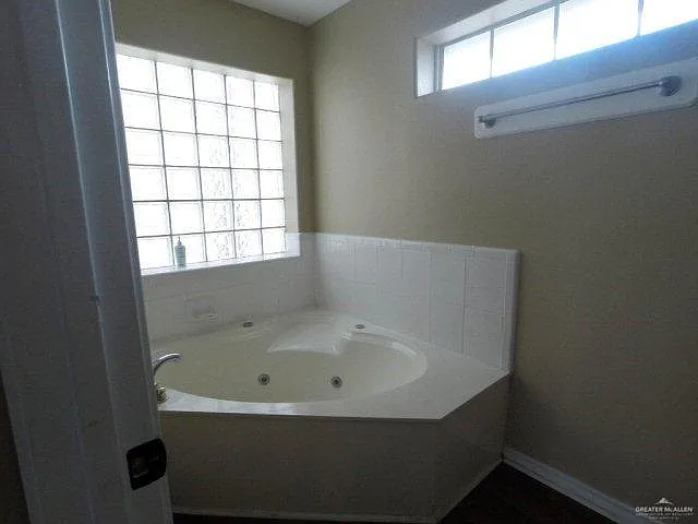 204 San Saba St — Photo 9