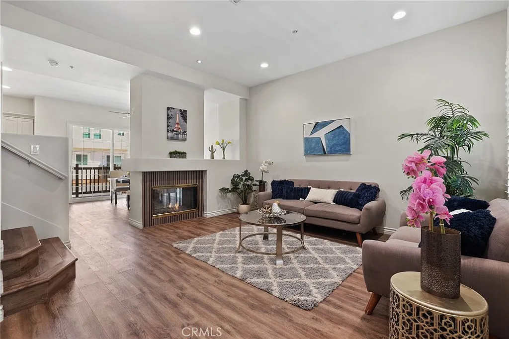 3 bed, 2.5 bath, 1724 sqft, $4,300 — Photo 3