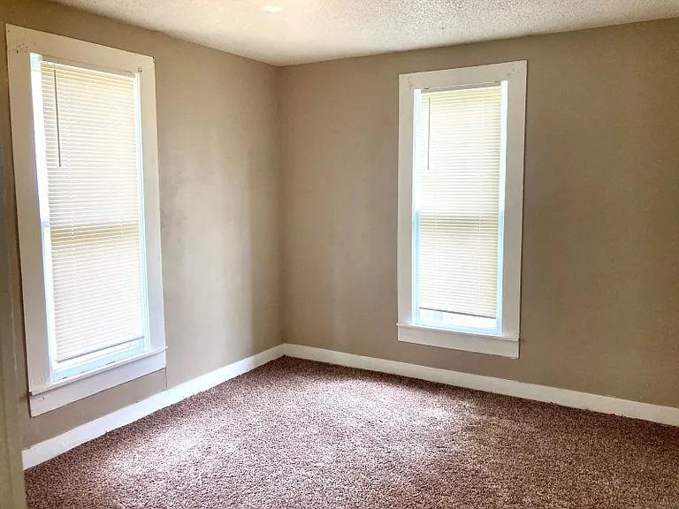 214 W South St — Photo 5