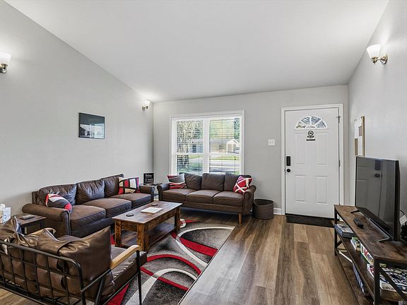 4th image of 2261 Carolyn Ave