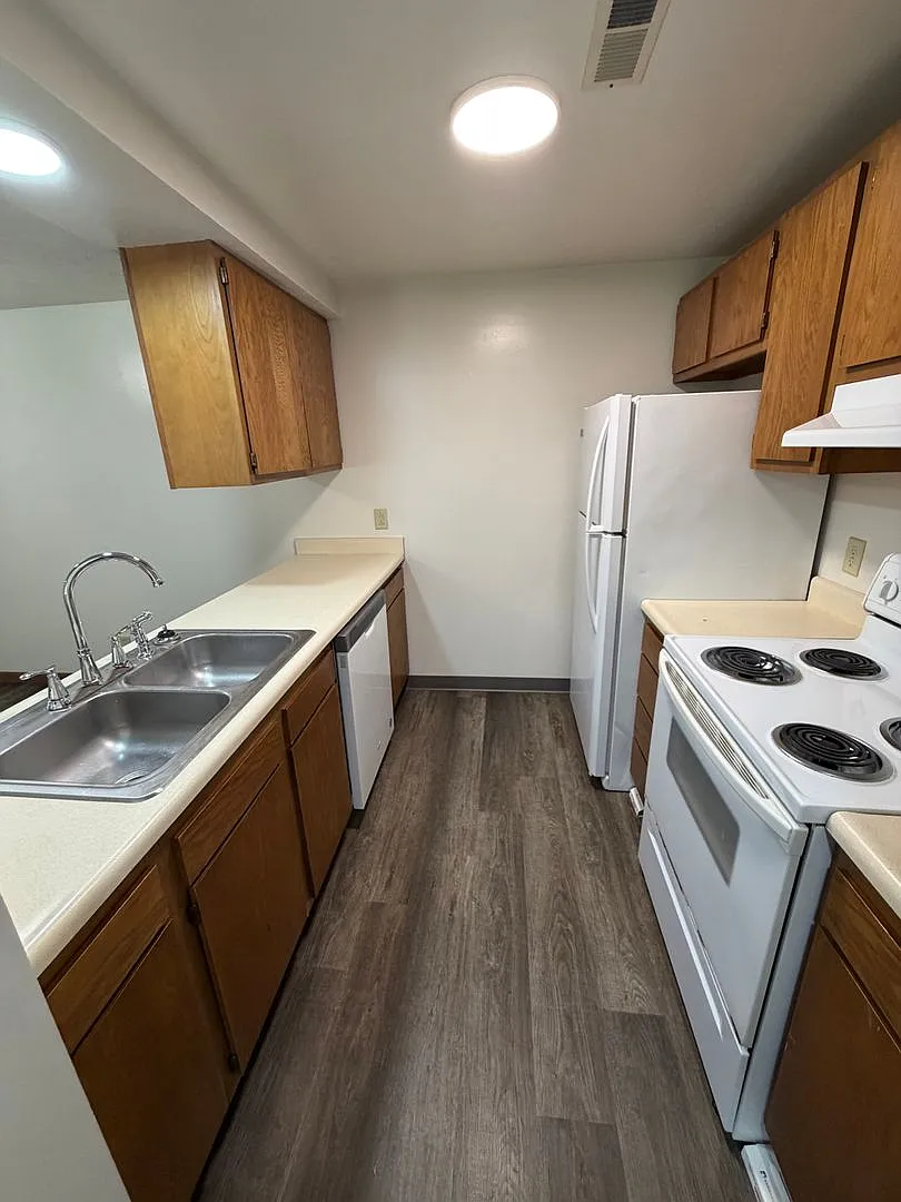 2 bedroom, One Bath Apartment Ground Floor with Huge Picture Window — Photo 2