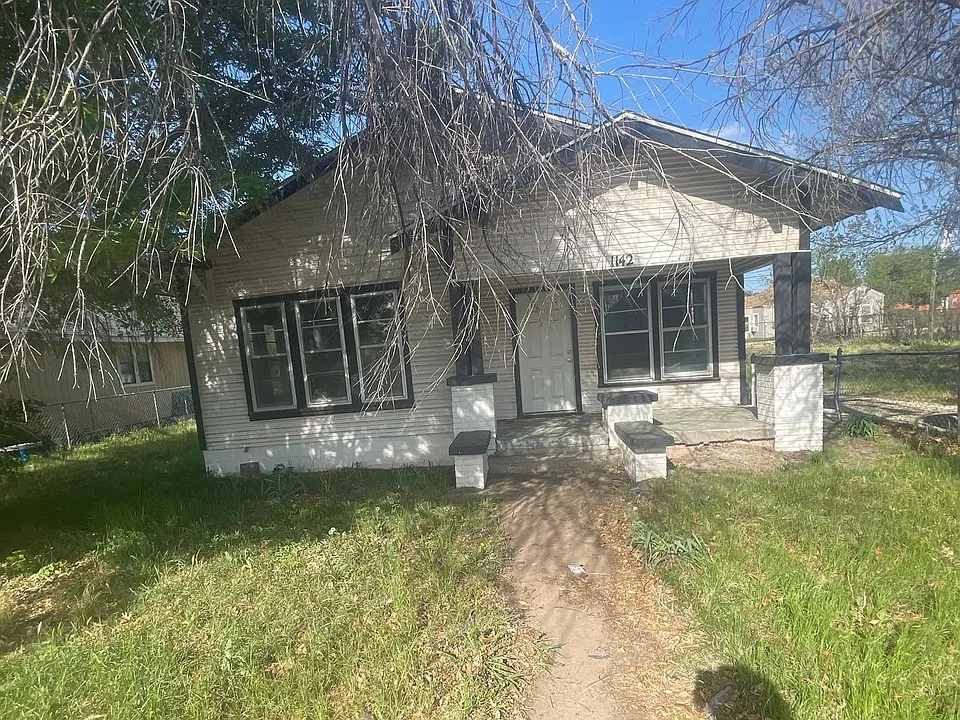 1142 Grape St