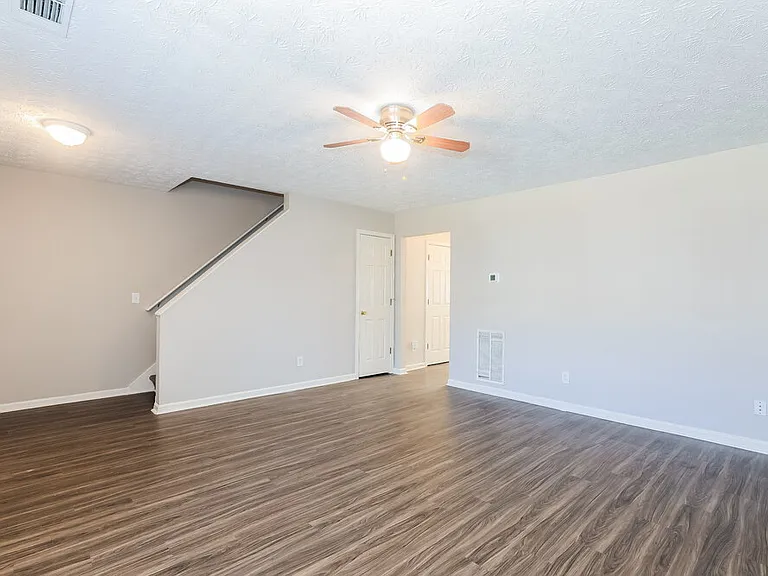 2286 Strathmoor Manor Dr — Photo 5