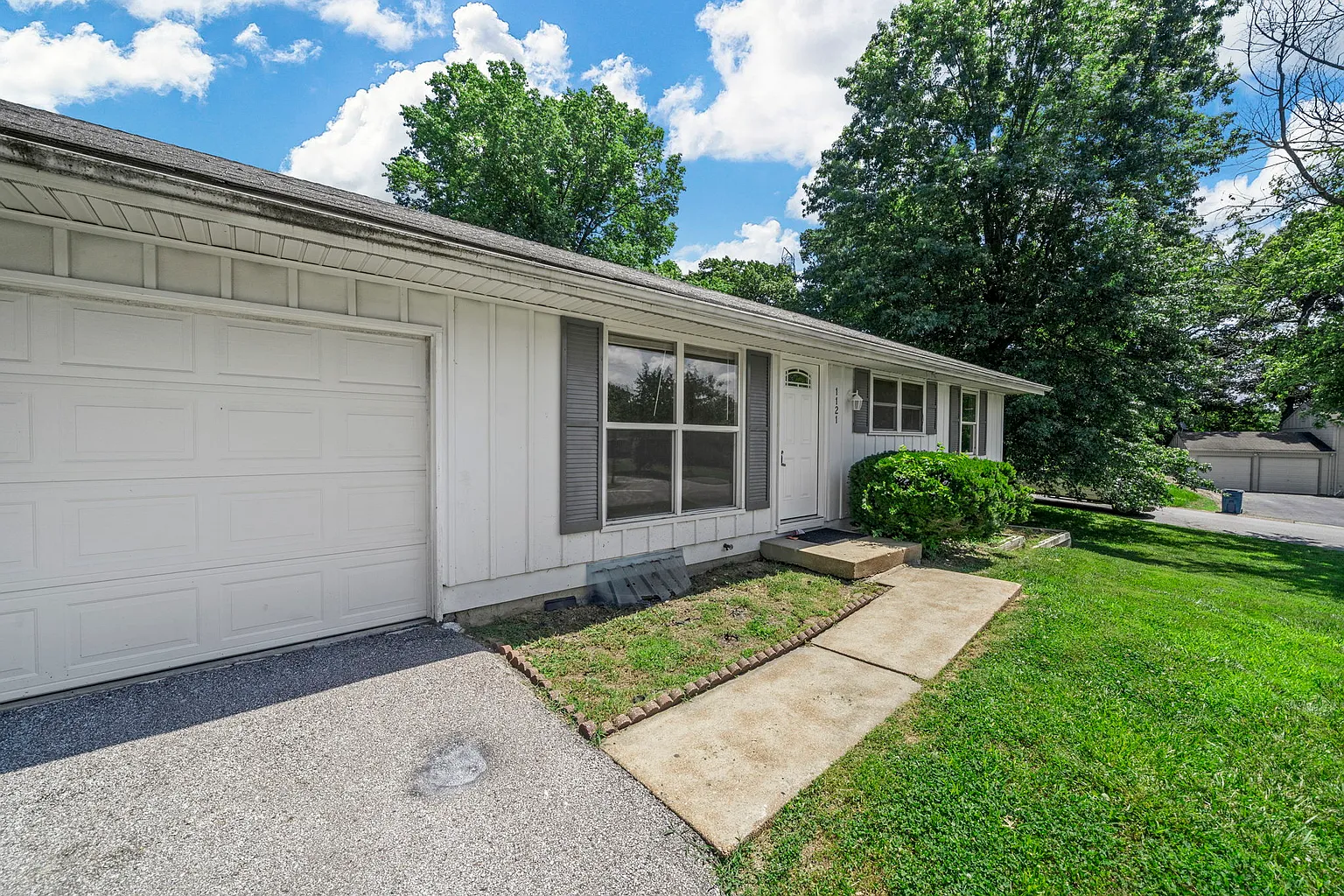 1121 Dauphine Ln photo 1