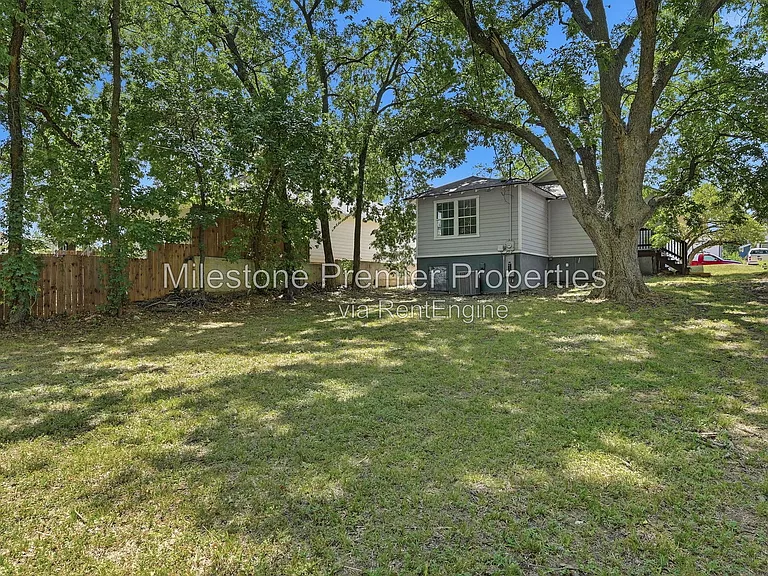 215 W Walker St — Photo 21