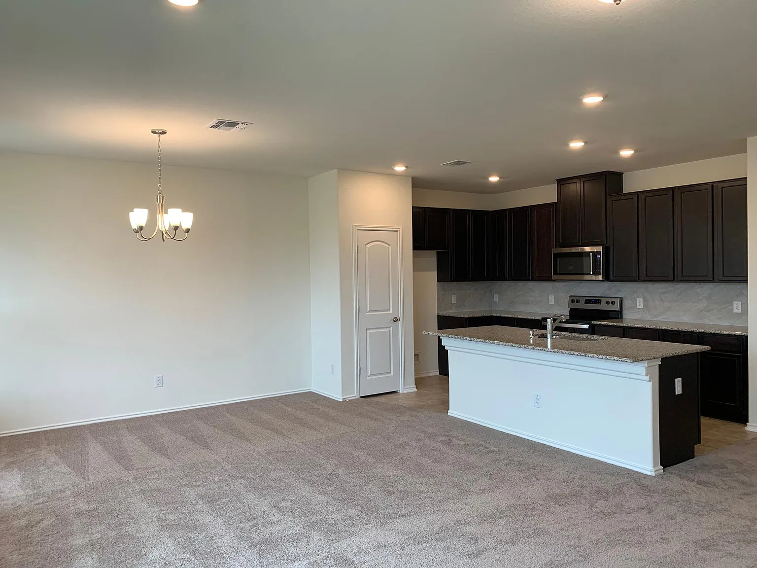 4 bed, 2.5 bath, 2502 sqft, $2,195 — Photo 3