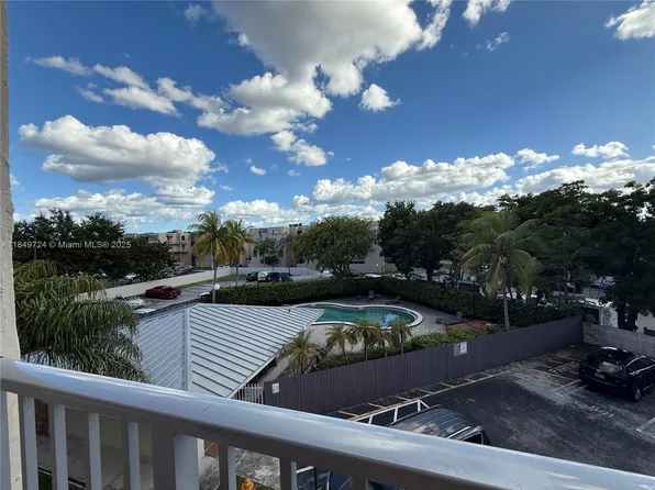 10900 SW 104th St APT 323, Miami, FL 33176