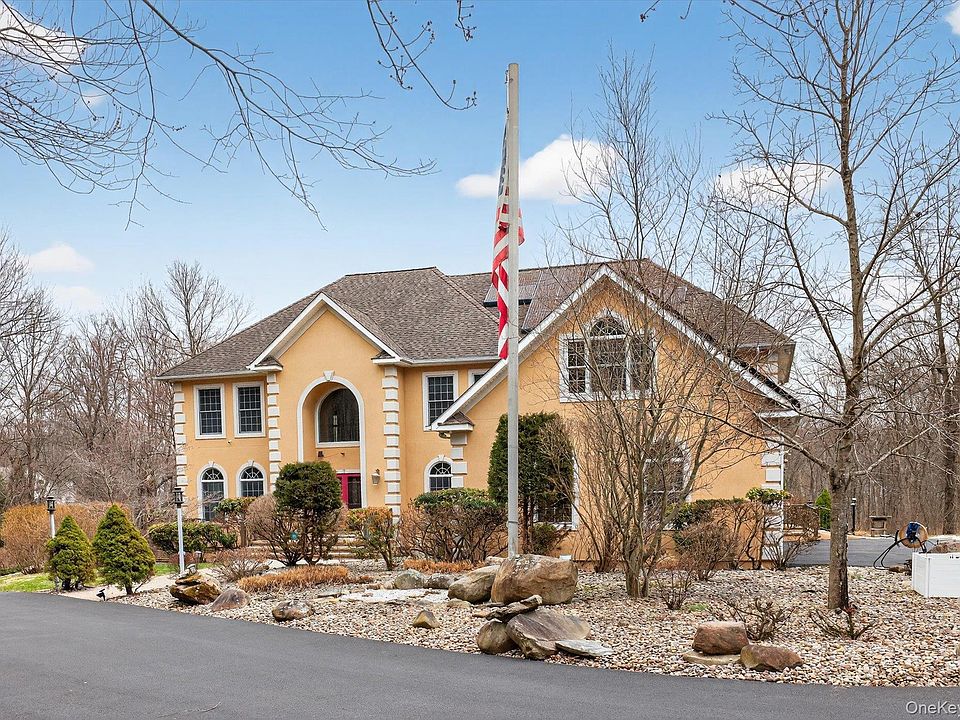 1st image of 7 Farm Hollow Road