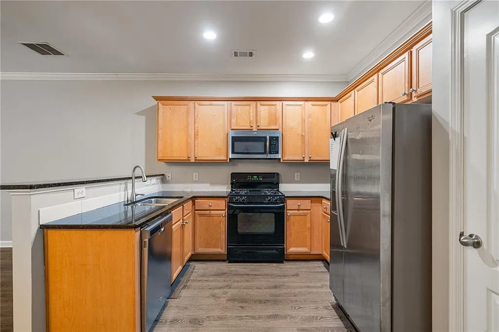 3 bed, 3.5 bath, 2390 sqft, $2,400 — Photo 2