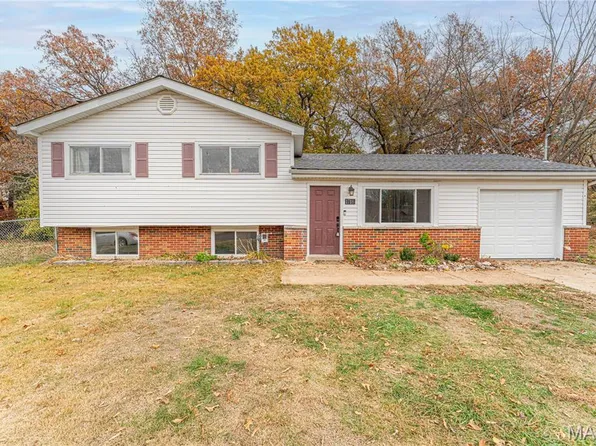 1716 Debbie Dr, High Ridge, MO 63049