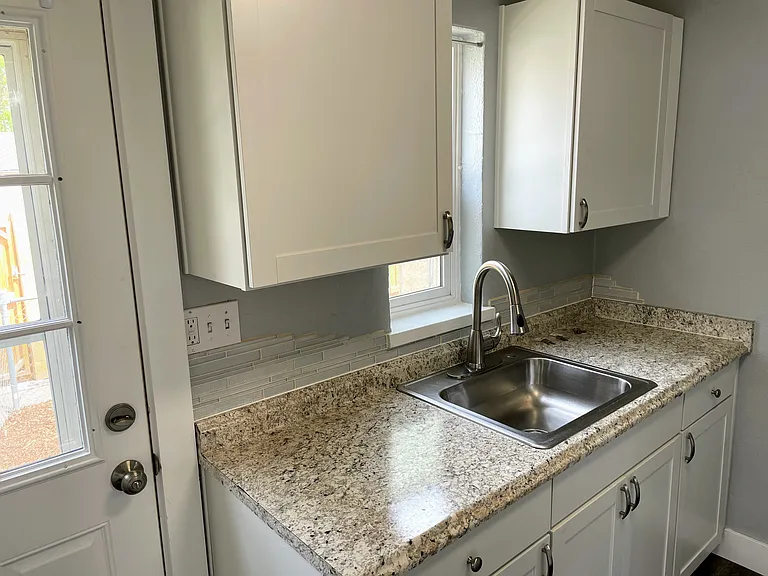 323 N Spruce St — Photo 14