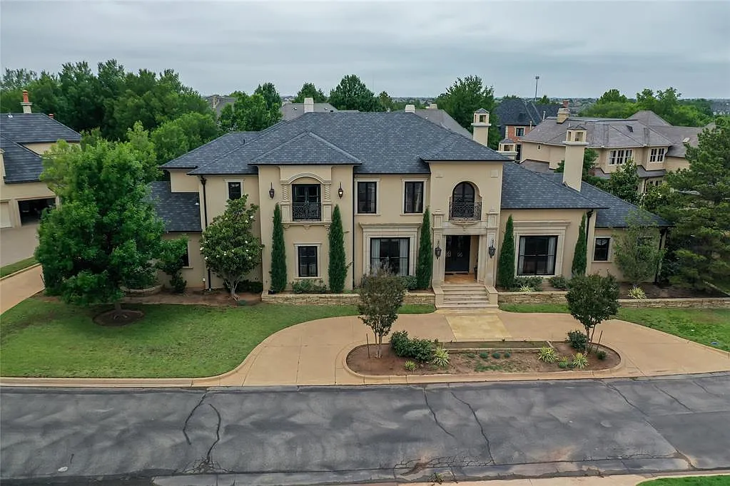 4 bed, 6385 sqft, $12,900 — Photo 1