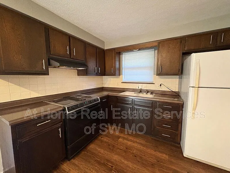 2 bed, 1.0 bath, $880 — Photo 4