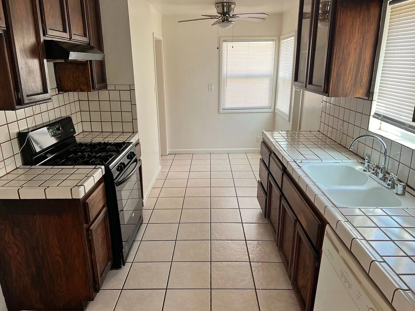 3141 N Inyo St — Photo 2