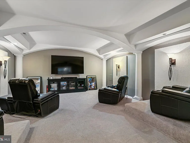 743 Seneca Dr — Photo 31