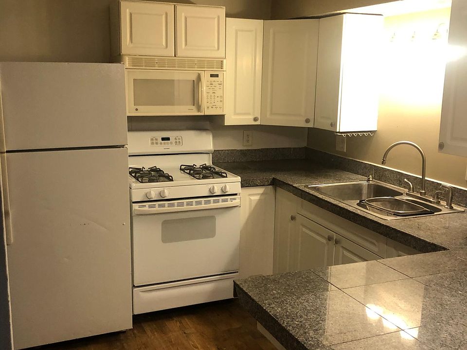 Granite counter tops with small breakfast nock