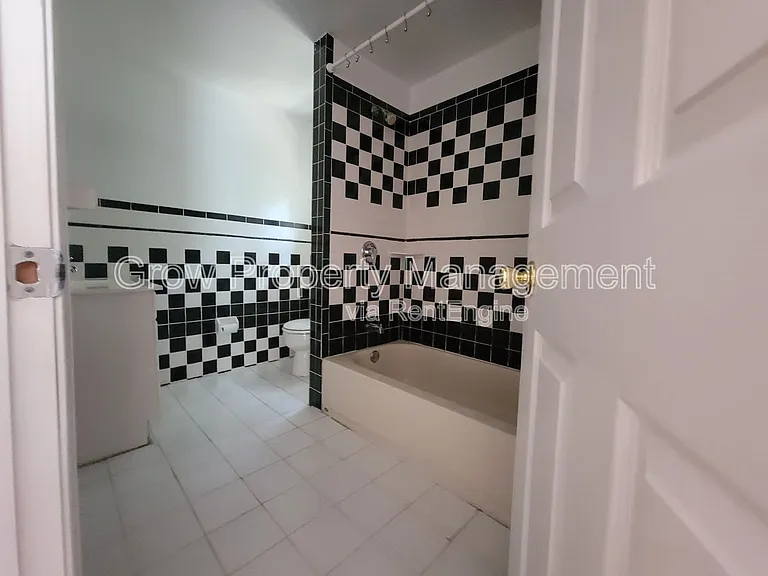 1019 S 10th St — Photo 21