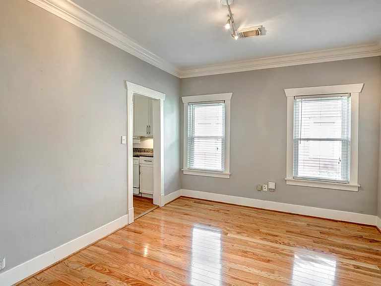 2219 Singleton St — Photo 5