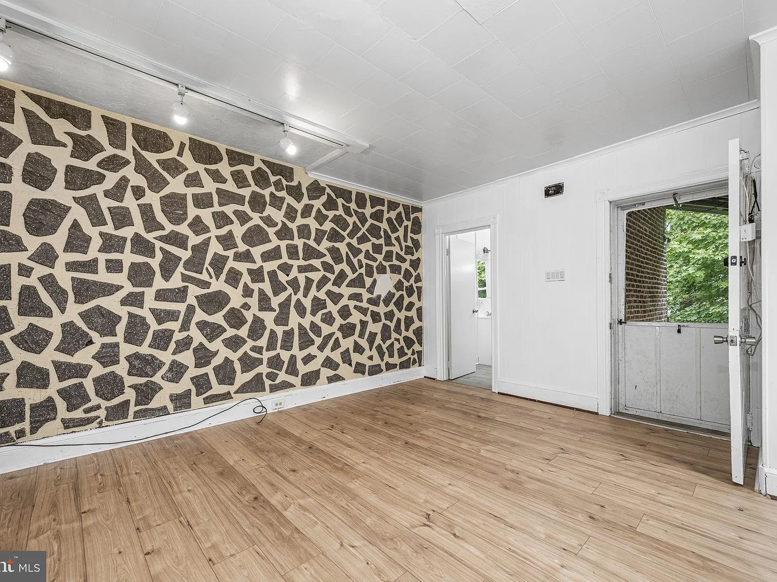 2 bed, 1.0 bath, $1,550 — Photo 3