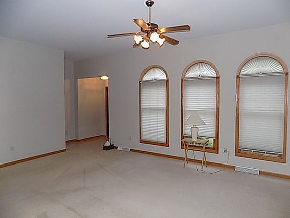 4th image of 826 Heritage Ln