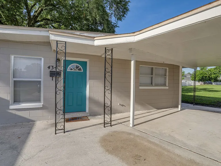 434 E Esther St — Photo 3
