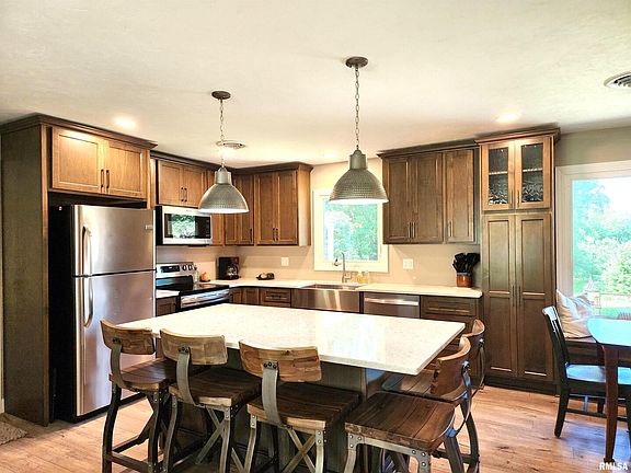 5th image of 102 Berkley Ct