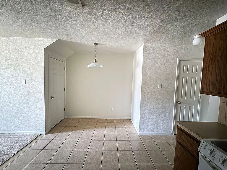 206 Veterans Ave — Photo 9