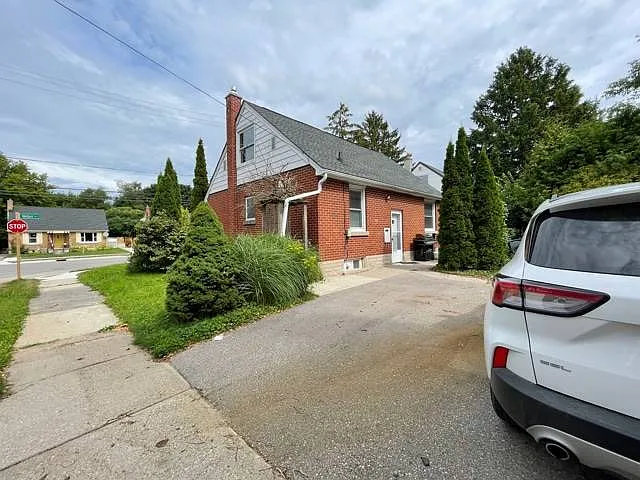 567 Weber St E — Photo 19