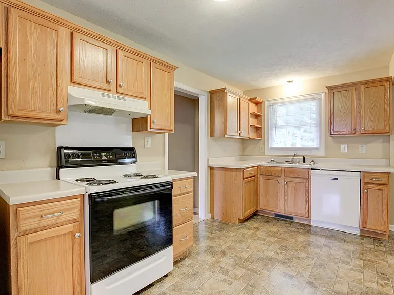 18 Hillsboro Rd — Photo 4