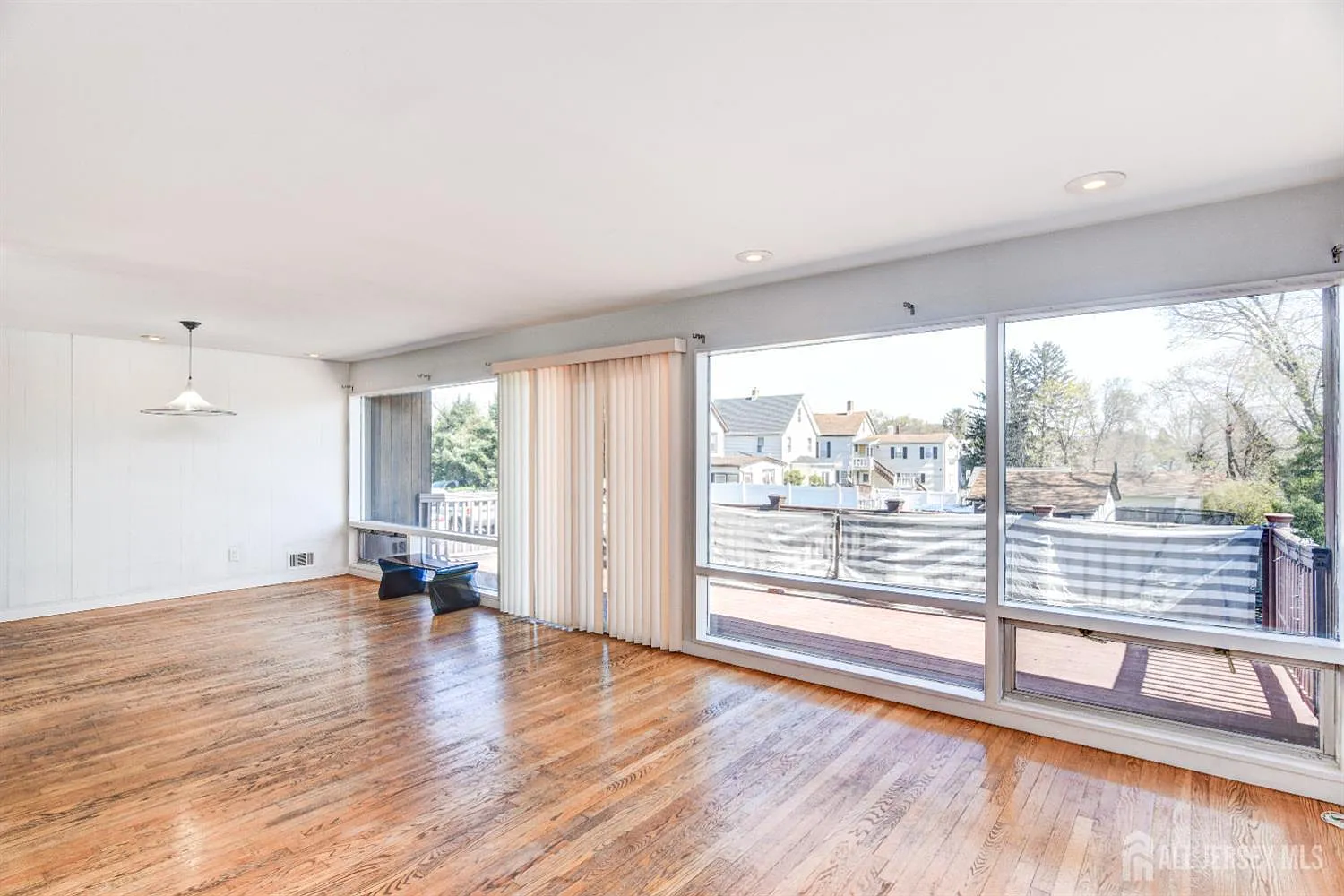 3 bed, 2.0 bath, 2352 sqft, $2,800 — Photo 4
