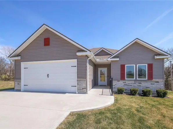 517 Village Ln, Harrisonville, MO 64701