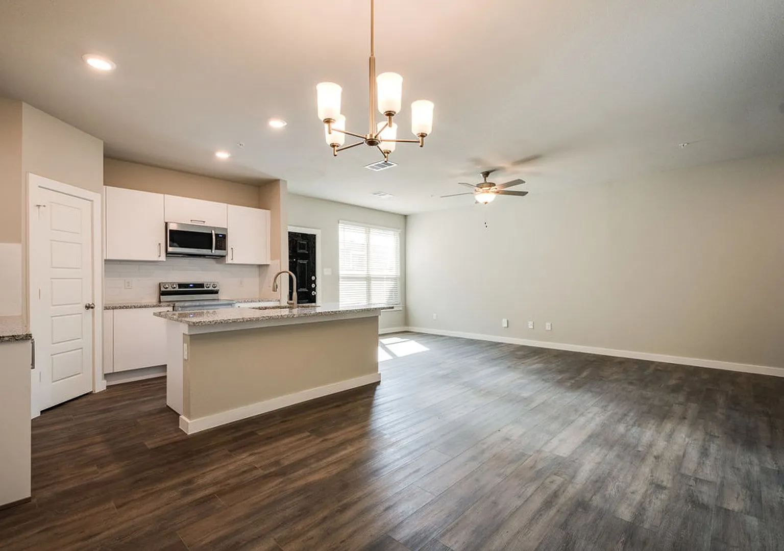 Available Now! Gorgeous 2 Bedroom Four Plex Located In Midlothian Isd! — Photo 4
