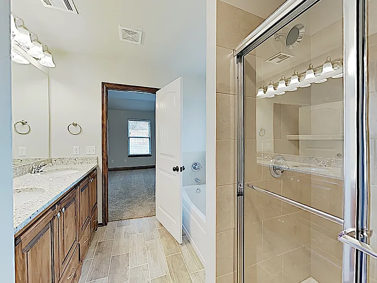 404 Charles Ct — Photo 12