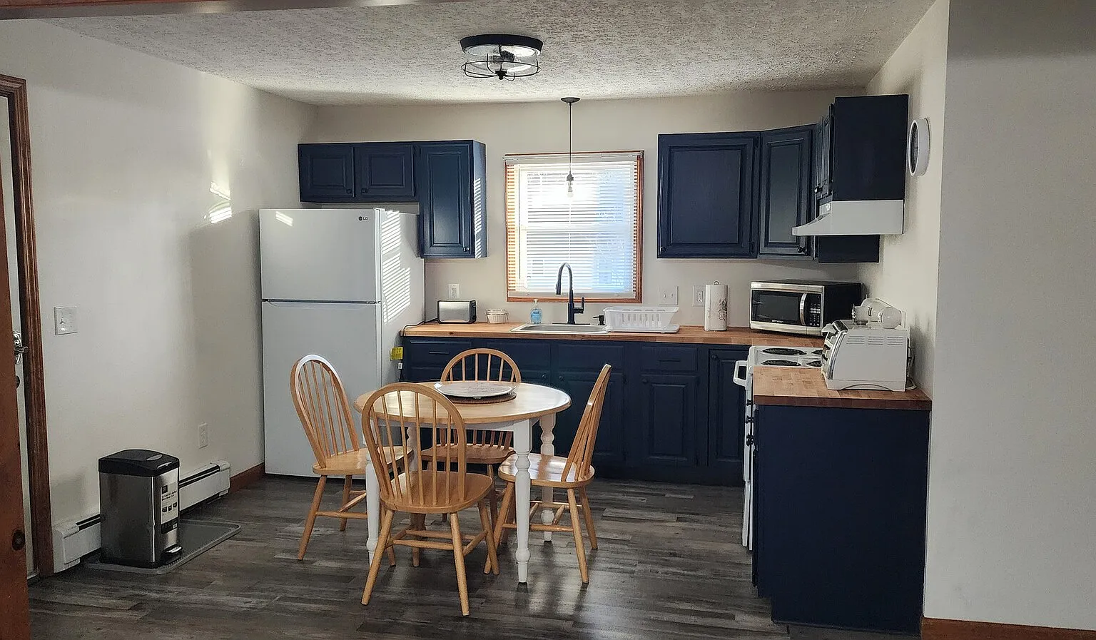 Perfect Location in a Quiet & Safe Neighborhood. 2 Bedroom Apartment — Photo 2