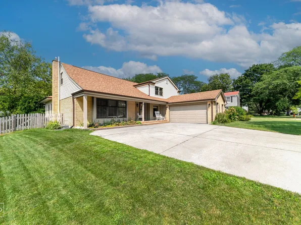 525 Ticonderoga Ln, Naperville, IL 60563