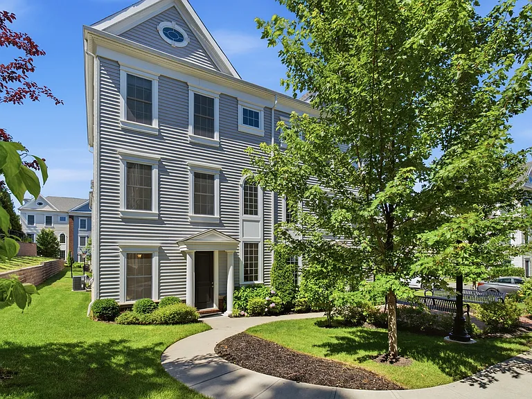 60 Roosevelt Dr — Photo 3