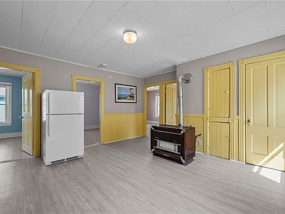 3rd image of 122 Sylvian St