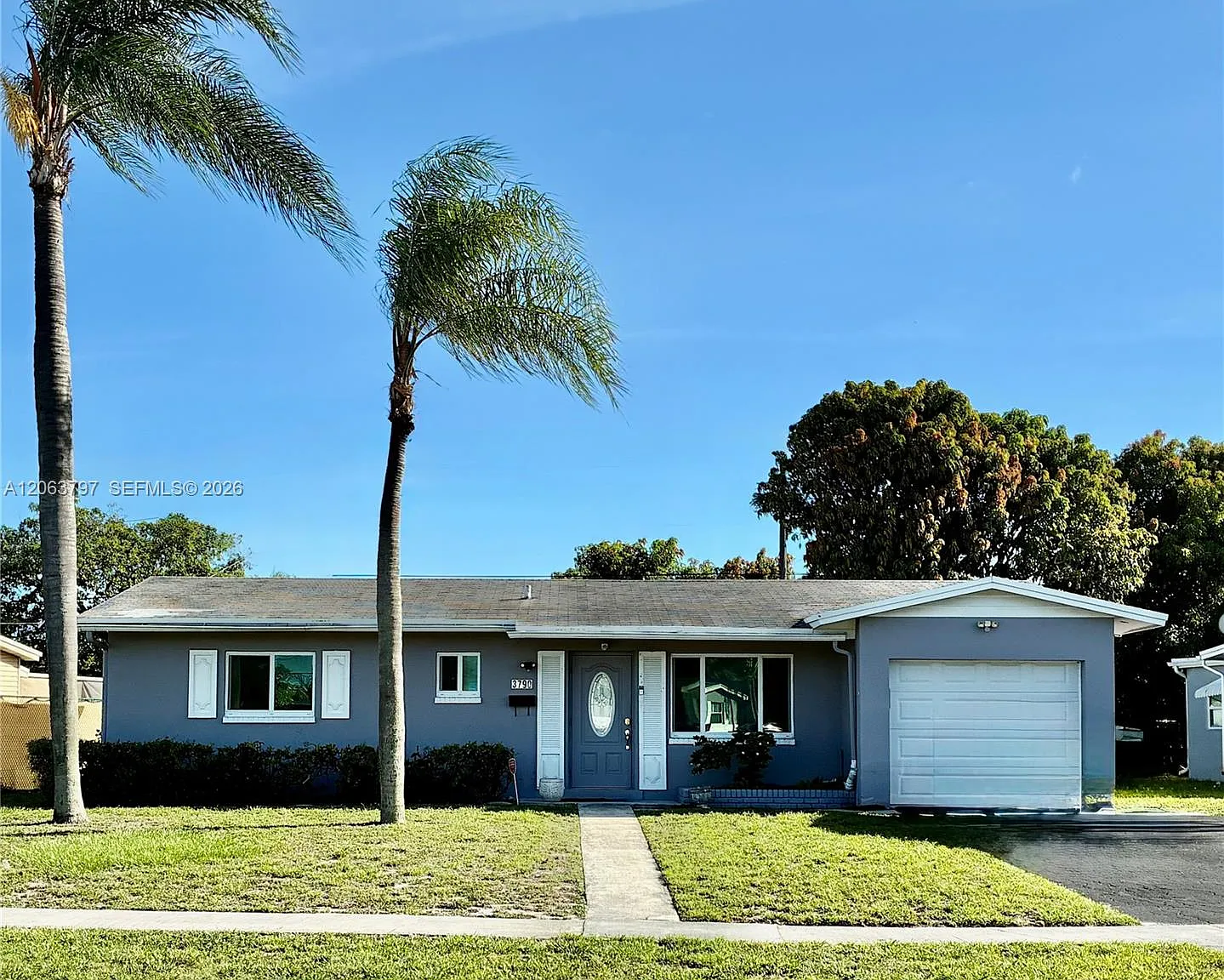 Lauderdale Lakes East Gate — Photo 1