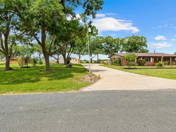 215 Lakeview Ln, El Campo, TX 77437
