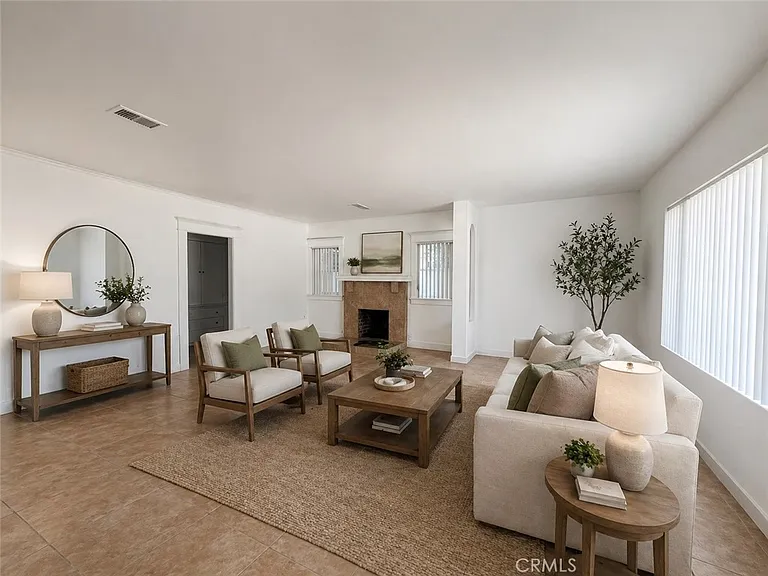 1554 E Woodbury Rd — Photo 2